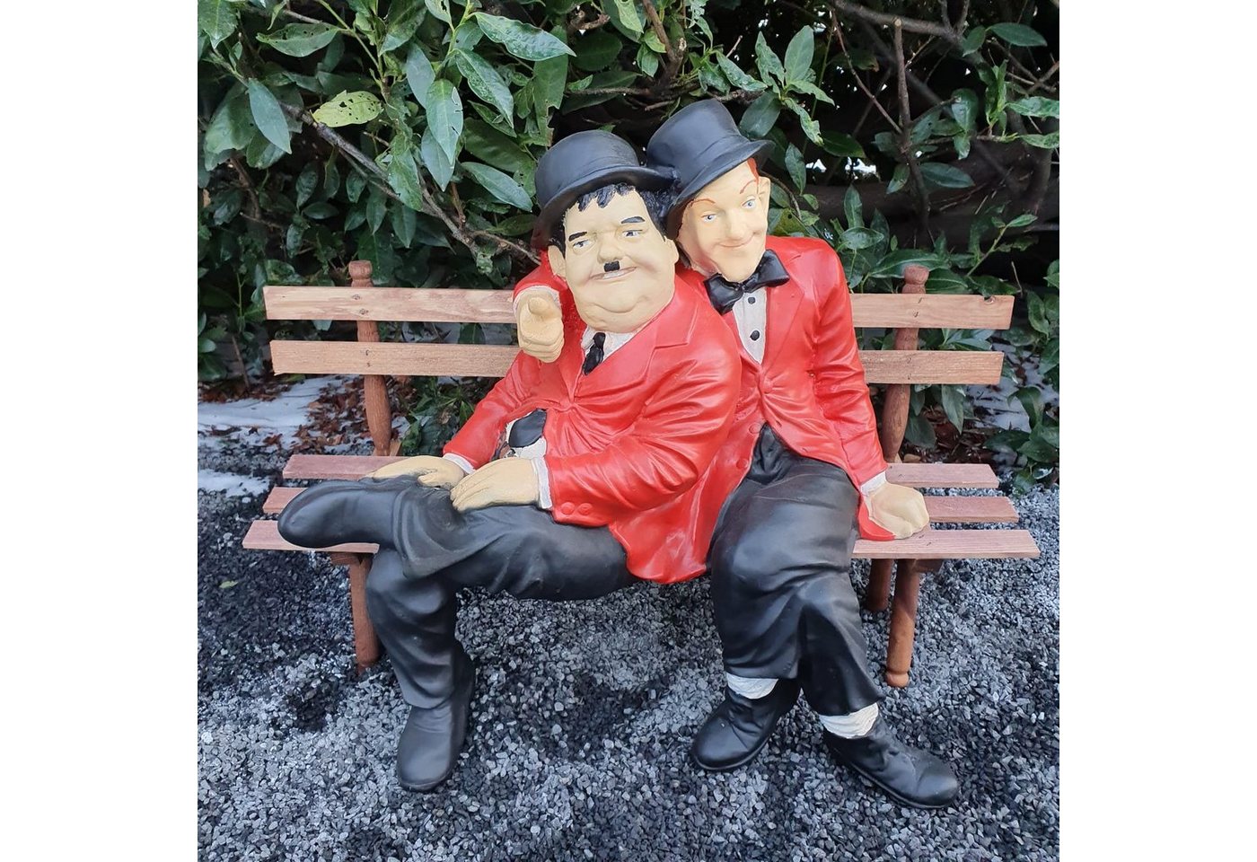 Aspinaworld Gartenfigur Stan Laurel und Oliver Hardy Dick und Doof Figur auf einer Bank rot 55 cm wetterfest von Aspinaworld