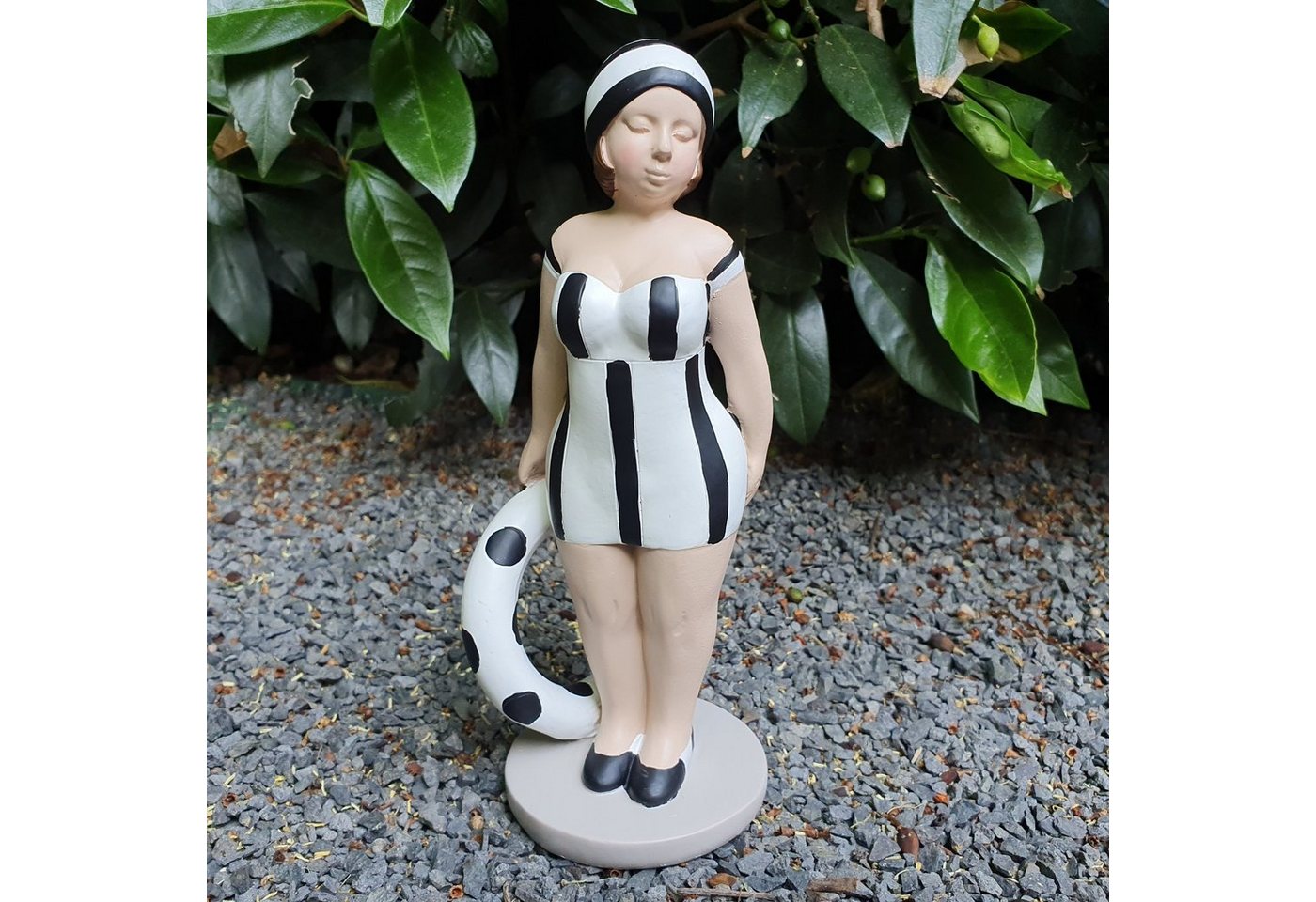 Aspinaworld Gartenfigur Stehende Badenixe Figur mit Rettungsring 21 cm weiß Gartendeko von Aspinaworld