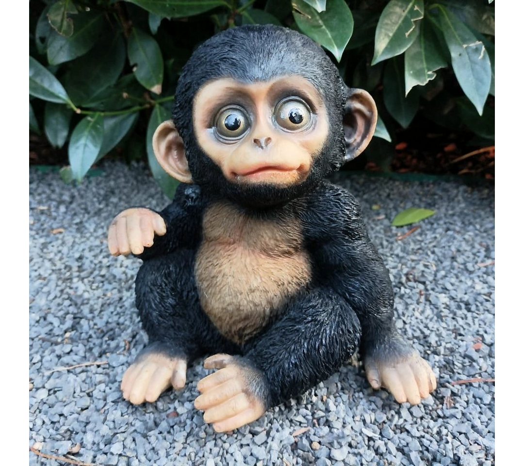 Aspinaworld Gartenfigur Sitzende Baby Schimpansen Figur 20 cm wetterfeste Gartendeko von Aspinaworld