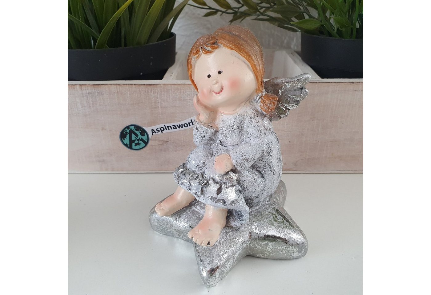 Aspinaworld Weihnachtsfigur Engel sitzt auf einem Stern Silber 12 cm von Aspinaworld