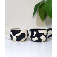Cow Spot Mug - Handgefertigtes Keramikset Für Paare, Schwarz-Weiß Handbemalte Dalmatiner Gemusterte Kaffeetasse, Melierte Handgefertigte Kuh Keramik von AsseGift
