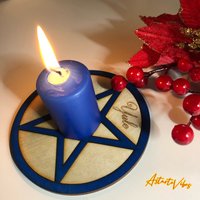 Yule Inspirierte Holz Kerzenhalter Blau Wintersonnenwende Magie Schwarz Weiß Wicca Weihnachten Geschenkidee Ornament Dekoration Pentakel Wende von AstarteVibes