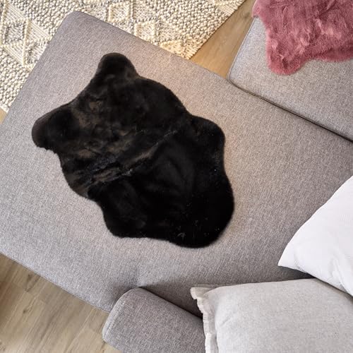 Astra Hochwertiger Kunstfell Teppich flauschig - Teppich Wohnzimmer - Hochflorteppich Lammfell Schaffell Accessoire - Dekofell 2er Set schwarz 40 x 60 cm von Astra