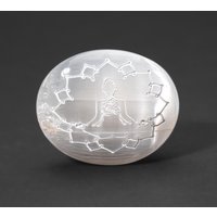 Echter Mandala Gravierter Selenit Om Palm Stein von AstroGalleryOfGems