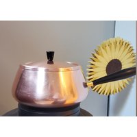 Vintage Mid Century Mcm 1960Er Kupfer Fondue Topf Stielkasserolle Bakelit Griff ~ Made in Japan Solid Mod Topf, 2 Quart Kapazität von AstuutBeyondTime