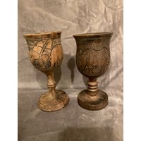 Geschnitzte Holz Kelche Weingläser Afrikanisch, Elefanten Und Nashörner Set Von 2 Geschnitzte Holz Kelche Weingläser Afrikanisch, Elefanten Und Nashörner Set Von 2 von AtDejaVuCollectibles