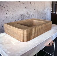 Geriffelte Travertin Wandhalterung Waschbecken | Badezimmer Schiff Benutzerdefinierte Eitelkeit Top Gästebuch Floating von AtaMarbleDesign