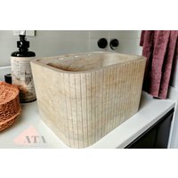 Travertin Waschbecken Wandhalterung Marmor Geriffelte Schürze Hand Reeded Powder Room Sink Vanity Top von AtaMarbleDesign