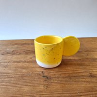 Kaffeetasse Aus Keramik, Gesprenkelter Halbmondhenkel, Farbe Gelb von AtelieRdeLaureB