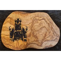 Geschenk Fauerwehrmann Fauerwehrfrau Feuerehr Personalisiert Text Olivenholz Frühstücksbrett Schneidebrettgravur Holz Geburtstagsgeschenk von AtelierAnnaHandmade