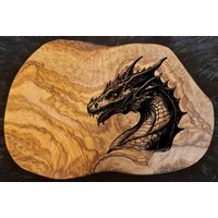 Geschenk Personalisiert Olivenholz, Gravur Drache Dragon Fantasy Feuerdrache Frühstücksbrett Schneidebrett Holz Geburtstag Olivenholzbrett von AtelierAnnaHandmade