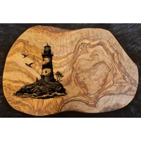 Geschenk Personalisiert Olivenholz, Gravur Meer Leuchtturm Frühstücksbrett Schneidebrett Holz Geburtstag Olivenholzbrett Geschenk Personalisiert Olivenholz, Gravur Meer Leuchtturm Frühstücksbrett Schneidebrett Holz Geburtstag Olivenholzbrett von AtelierAnnaHandmade