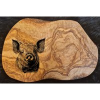 Geschenk Personalisiert Olivenholz Mit Gravur Frühstücksbrett Schneidebrett Geburtstag Schwein Bauernhof Landwirt Geschenke Olivenholzbrett Geschenk Personalisiert Olivenholz Mit Gravur Frühstücksbrett Schneidebrett Geburtstag Schwein Bauernhof Landwirt Geschenke Olivenholzbrett von AtelierAnnaHandmade