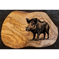 Geschenk Personalisiert Olivenholz Mit Gravur Frühstücksbrett Schneidebrett Geburtstag Wildschwein Geschenke Olivenholzbrett Brett Jäger Geschenk Personalisiert Olivenholz Mit Gravur Frühstücksbrett Schneidebrett Geburtstag Wildschwein Geschenke Olivenholzbrett Brett Jäger von AtelierAnnaHandmade