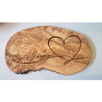 Geschenk Personalisiert Olivenholz Mit Gravur Herz Frühstücksbrett Schneidebrett Holz Brautpaar Hochzeitsgeschenk Olivenholzbrett Namen von AtelierAnnaHandmade