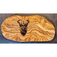Geschenk Personalisiert Olivenholz Mit Gravur Hirsch Frühstücksbrett Schneidebrett Geburtstag Geburtstagsgeschenk Holzbrett von AtelierAnnaHandmade