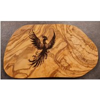 Geschenk Phoenix Bird Phönix Vögel Holz Personalisiert Olivenholz Gravur Frühstücksbrett Schneidebrett Geburtstag Olivenholzbrett von AtelierAnnaHandmade