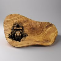 Gorilla Geschenk Personalisiert Olivenholz, Gravur Frühstücksbrett Schneidebrett Holz Geburtstag Olivenholzbrett Brettchen Zoo Tiere von AtelierAnnaHandmade