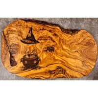 Hexentopf Hexenkessel Hexenhut Hexenbesen Hexen Geschenk Personalisiert Olivenholz Frühstücksbrett Schneidebrett Geburtstag Olivenholzbrett Hexentopf Hexenkessel Hexenhut Hexenbesen Hexen Geschenk Personalisiert Olivenholz Frühstücksbrett Schneidebrett Geburtstag Olivenholzbrett von AtelierAnnaHandmade