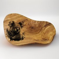 Koala Geschenk Personalisiert Text , Name Olivenholz Frühstücksbrett Schneidebrett Mit Gravur Holz Brett Geburtstagsgeschenk Olivenholzbrett von AtelierAnnaHandmade