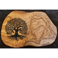 Lebensbaum Holz Geschenk Personalisiert Olivenholz Frühstücksbrett Schneidebrett Geburtstag Geburtstagsgeschenk Hochzeit Olivenholzbrett von AtelierAnnaHandmade