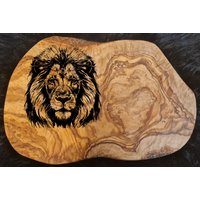 Löwe Geschenk Personalisiert Text , Name Olivenholz Frühstücksbrett Schneidebrett Mit Gravur Holz Geburtstagsgeschenk Olivenholzbrett Löwe Geschenk Personalisiert Text , Name Olivenholz Frühstücksbrett Schneidebrett Mit Gravur Holz Geburtstagsgeschenk Olivenholzbrett von AtelierAnnaHandmade
