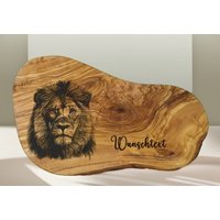 Löwe Geschenk Personalisiert Text Name Olivenholz Frühstücksbrett Schneidebrett Gravur Holz Geburtstagsgeschenk Olivenholzbrett Brettchen Löwe Geschenk Personalisiert Text Name Olivenholz Frühstücksbrett Schneidebrett Gravur Holz Geburtstagsgeschenk Olivenholzbrett Brettchen von AtelierAnnaHandmade