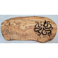 Oktopus Krake Ozean Meer Olivenholz Frühstücksbrett Schneidebrett Geschenk Personalisiert Tintenfisch Weihnachtsgeschenk Angler Oktopus Krake Ozean Meer Olivenholz Frühstücksbrett Schneidebrett Geschenk Personalisiert Tintenfisch Weihnachtsgeschenk Angler von AtelierAnnaHandmade