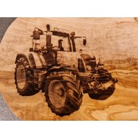 Olivenholz Frühstücksbrett Schneidebrett Gravur Traktor Geschenk Personalisiert Für Mann Holzfäller Bauer Bauernhof Geburtstagsgeschenk von AtelierAnnaHandmade