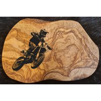Personalisiertes Brett Bretchen Motocross Hobby Geschenk Motorrad Geburtstag Olivenholz Frühstücksbrett Olivenholzbrett Namen Gravur von AtelierAnnaHandmade