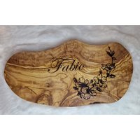 Personalisiertes Brettchen Brett Mit Name, Hibiskus Blume Olivenholzbrett Frühstücksbrett Geschenk Für Gärtner Floristin Frau Freundin Mama von AtelierAnnaHandmade