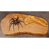 Spinne Tarantel Schwarze Witwe Geschenk Personalisiert Olivenholz Frühstücksbrett Gravur Holz Geburtstagsgeschenk Olivenholzbrett Brettchen von AtelierAnnaHandmade