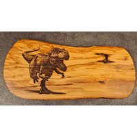 T-Rex Dinosaurier Dino Geschenk Personalisiert Olivenholz, Gravur Frühstücksbrett Schneidebrett Holz Geburtstag Olivenholzbrett von AtelierAnnaHandmade
