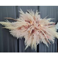 Traubogengesteck Hochzeit Wandgesteck Natur Pampasgras Wolke Trockenblumen Gesteck Hochzeitsdeko Boho Beige Rosa Altrosa Traubogengesteck Hochzeit Wandgesteck Natur Pampasgras Wolke Trockenblumen Gesteck Hochzeitsdeko Boho Beige Rosa Altrosa von AtelierAnnaHandmade
