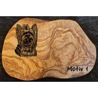 Yorkie Yorkshire Terrier Haustier Geschenk Personalisiert Text Name Olivenholz Frühstücksbrett Schneidebrett Mit Gravur Holz Olivenholzbrett von AtelierAnnaHandmade