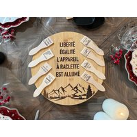 Begrenzter Vorrat - Raclette-Drehteller & Gravierte Spatel, Wurstbrett, Käsebrett, Berg, Winter 2024 von AtelierDamakaFR