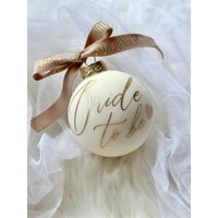 Bride To Be Weihnachtskugel in Creme Und Champagner/Christbaumkugeln Weihnachten Weihnachtsgeschenk Braut Geschenk Zur Verlobung von AtelierFleuriShop