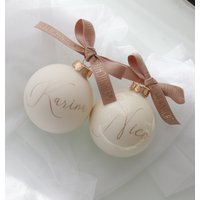 Personalisierte Weihnachtskugeln in Creme Und Champagner/Glaskugeln Weihnachten Personalisiertes Geschenk Christbaumkugeln Personalisierte Weihnachtskugeln in Creme Und Champagner/Glaskugeln Weihnachten Personalisiertes Geschenk Christbaumkugeln von AtelierFleuriShop