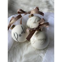 Personalisierte Weihnachtskugeln in Creme Und Champagner/Glaskugeln Weihnachten Personalisiertes Geschenk Christbaumkugeln Personalisierte Weihnachtskugeln in Creme Und Champagner/Glaskugeln Weihnachten Personalisiertes Geschenk Christbaumkugeln von AtelierFleuriShop