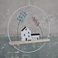Hängende Fensterdeko, Frühlingsdeko, Metallring, Holzhaus, Drahtkunst Ø20cm - Atelier Keimzelle von AtelierKeimzelle