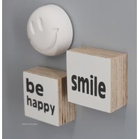 Magnete - Holzschilder Mit Spruch Minis 4x4cm Be Happy Smile Schwarz Weiß Raysin 3 Teiliges Set Atelier Keimzelle von AtelierKeimzelle