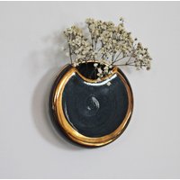 Vase - Keramik Wandvase Goldglanz 24K Ø7cm Wanddekoration Geschenk Mama Zum Geburtstag Einzelstück Atelierkeimzelle von AtelierKeimzelle
