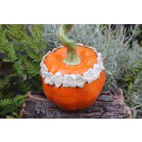 Kürbis in Neonorange, Herbstdekoration, Gartendekoration, Halloween, Hortensienblüten Kürbis in Neonorange, Herbstdekoration, Gartendekoration, Halloween, Hortensienblüten von AtelierKeramixx