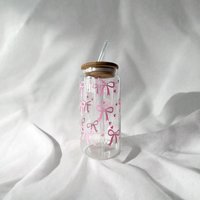 Trinkglas Mit Schleifen | Glas Bambusdeckel + Strohhalm Bierdosenglas Geschenkidee Mama Frau Freundin Schwester| Becher Geburtstag von PelieStudio
