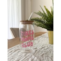 Trinkglas Tired Moms Club | Glas Mit Bambusdeckel + Strohhalm Bierdosenglas| Geschenkidee Mama Frau Freundin Schwester| Becher| Geburtstag von PelieStudio