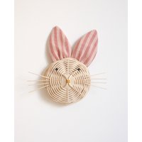 Kaninchentrophäe Aus Rattan Und Baumwolle Mit Gestreiftem Kariertem Blattmuster Dekoration Für Das Kinderzimmer Kaninchentrophäe Aus Rattan Und Baumwolle Mit Gestreiftem Kariertem Blattmuster Dekoration Für Das Kinderzimmer von AtelierSolelh