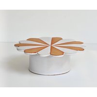 Blumenförmige Kuchenplatte // Obststand Weiß + Blanker Ton Blumenförmige Kuchenplatte // Obststand Weiß + Blanker Ton von AtelierStellaCeramic