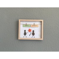 Steinbild "Happy Birthday" Steinfiguren Mit Orangener Blume - Holzrahmen Schnur + Glas Zum Geburtstag Freunde Familie Art-Nr 85 von AtelierdeVinette