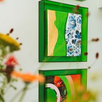 Moderne Delft Blau "Grün' in | Neon Bunten Acryl Rahmen von AteljeeWG