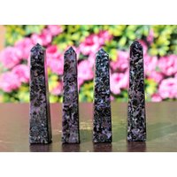 Mini Blue Gabbro Merlinit Verstärkungsenergie, Schutz Kristallstein 4-Seitiger Obelisk-Turmpunkt | 4-Teiliges Set + Gratis | 100 Gramm Getrommelt von AtlantiscrystalsArt